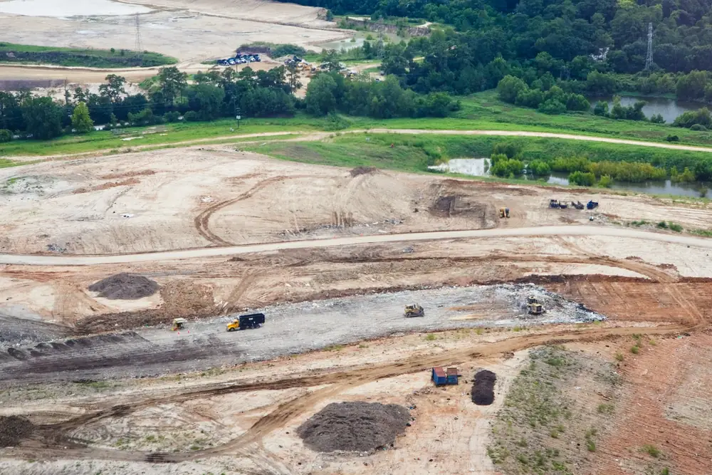 Movimiento de tierras durante la construcción de un campo de golf, vista aérea
