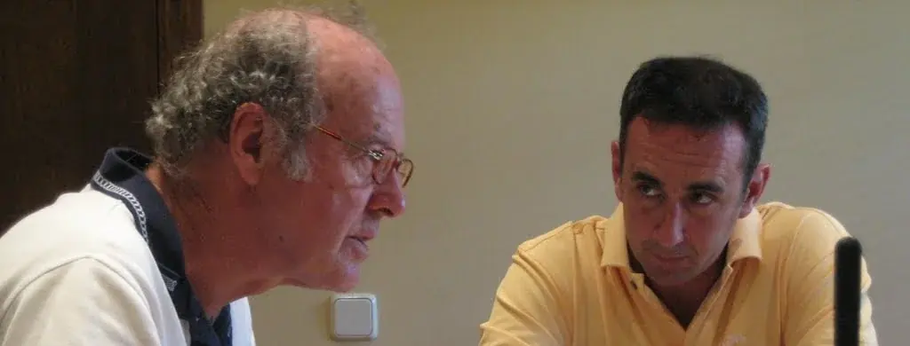 Dos greenkeepers de IDM Golf conversando sobre el trabajo del campo